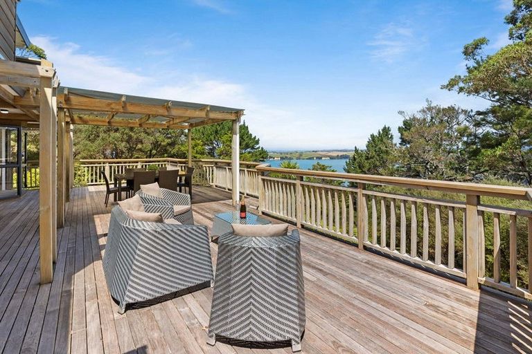 Photo of property in 150 Wade River Road, Wade Heads, Whangaparaoa, 0932