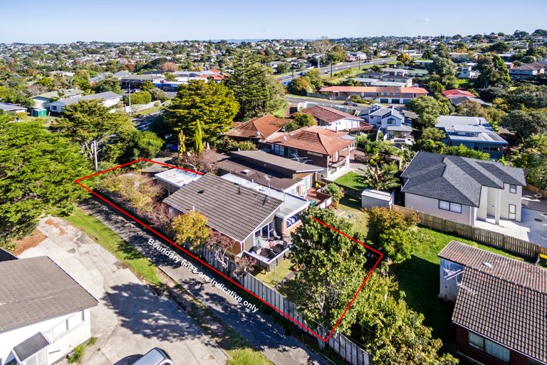 Photo of property in 2/309 Wairau Road, Totara Vale, Auckland, 0627