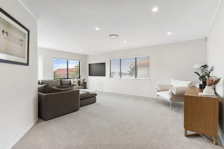 Photo of property in 5 Bridgehead Cove, West Harbour, Auckland, 0618