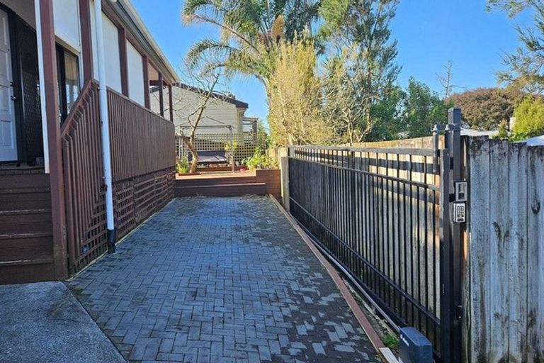 Photo of property in 19a Crystal Avenue, Glendene, Auckland, 0602