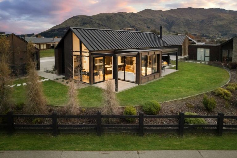Photo of property in 2 Mccaw Mews, Wanaka, 9305