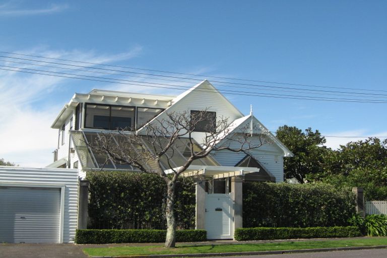 Photo of property in 9 Autere Street, Strandon, New Plymouth, 4312