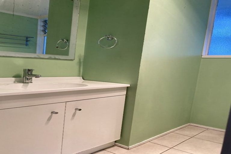 Photo of property in 2/12 Wood Street, Wallaceville, Upper Hutt, 5018