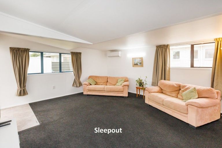 Photo of property in 17 Pinedale Parade, Milson, Palmerston North, 4414