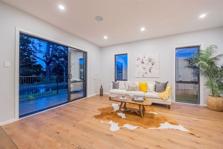 Photo of property in 17 Mcindoe Road, Kumeu, 0810