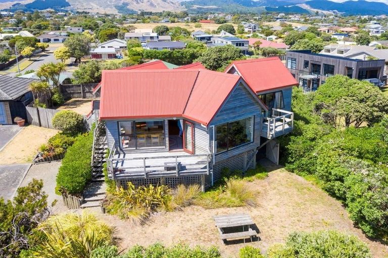 Photo of property in 6 Stonewall Grove, Waikanae Beach, Waikanae, 5036