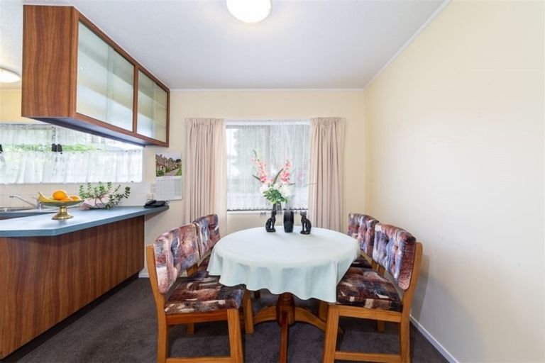 Photo of property in 2/303a Great North Road, Henderson, Auckland, 0612