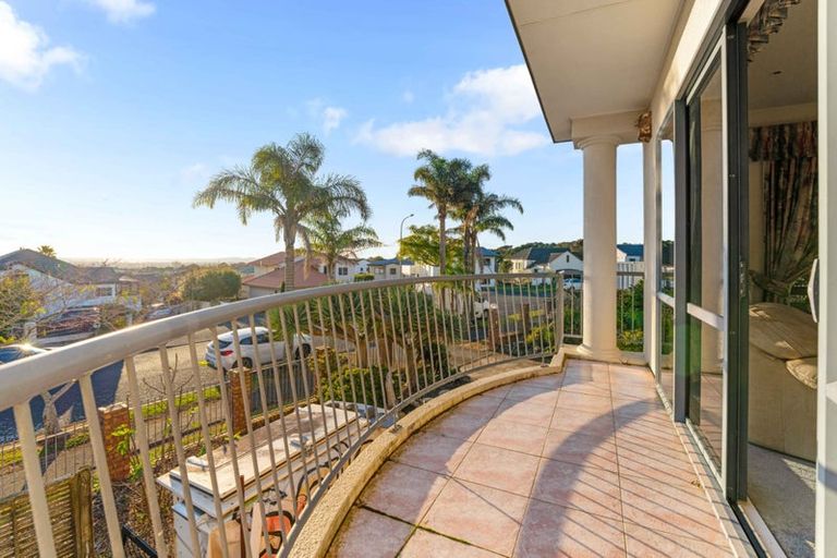 Photo of property in 18 Ribbonwood Crescent, Goodwood Heights, Auckland, 2105