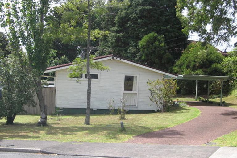 Photo of property in 1 Kathleen Street, Totara Vale, Auckland, 0627