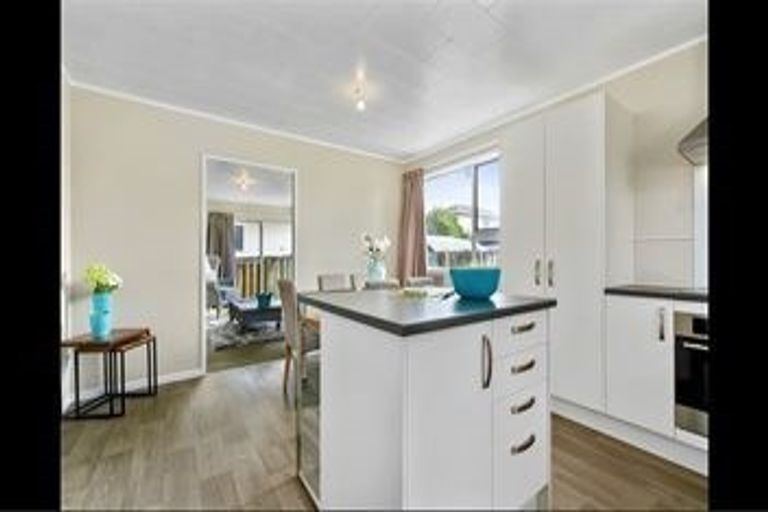 Photo of property in 32 Larissa Avenue, Henderson, Auckland, 0610