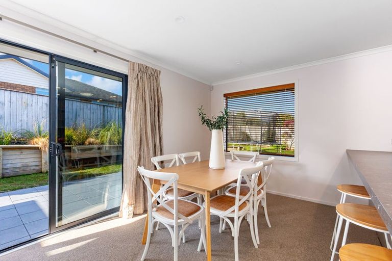 Photo of property in 5 Paparoa Crescent, Aotea, Porirua, 5024