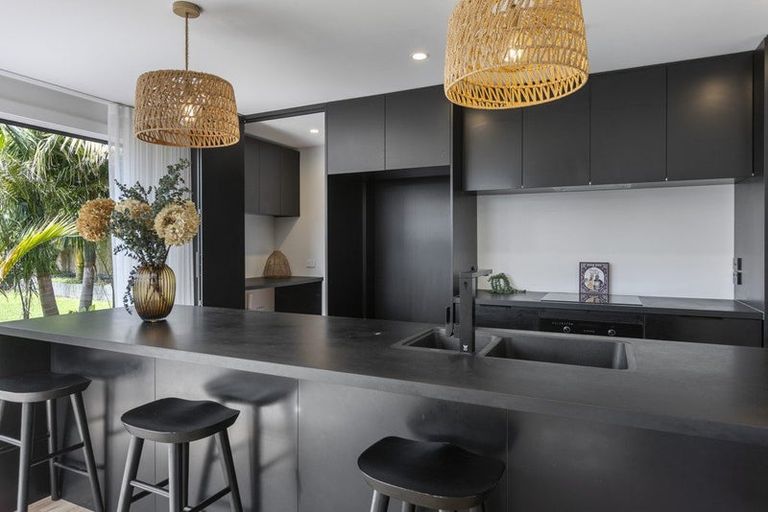 Photo of property in 145 Seaview Road, Westown, New Plymouth, 4310