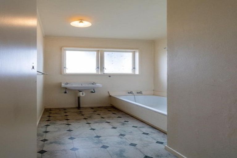 Photo of property in 17b Colchester Crescent, Newlands, Wellington, 6037