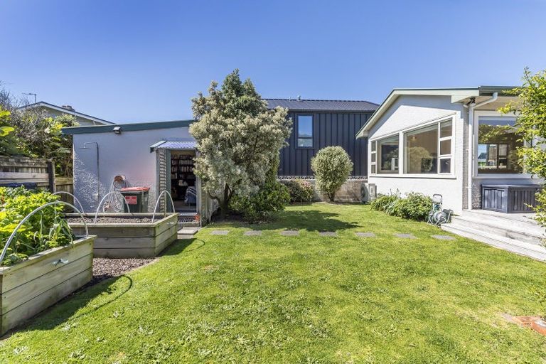 Photo of property in 98 Apu Crescent, Lyall Bay, Wellington, 6022