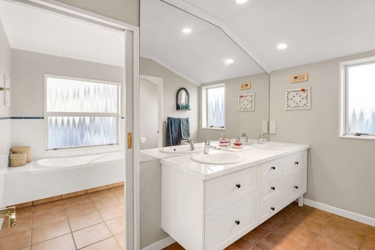 Photo of property in 42 Manapouri Crescent, Hokowhitu, Palmerston North, 4410