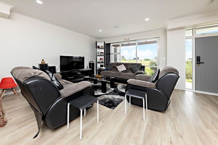 Photo of property in 11 Taupinga Way, Takanini, 2112