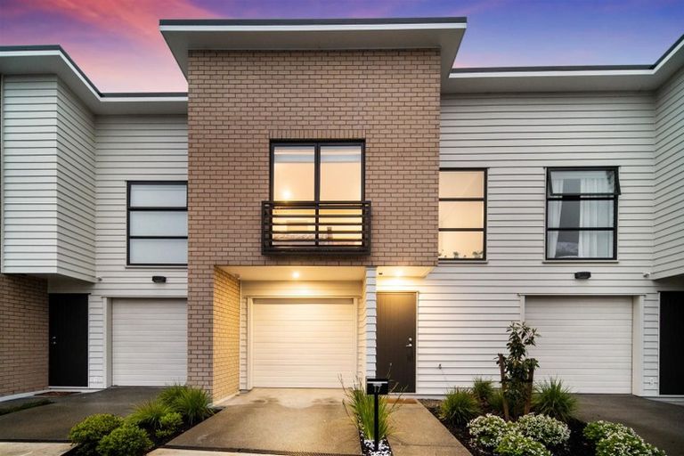 Photo of property in 17 Richard Petterd Way, Swanson, Auckland, 0614