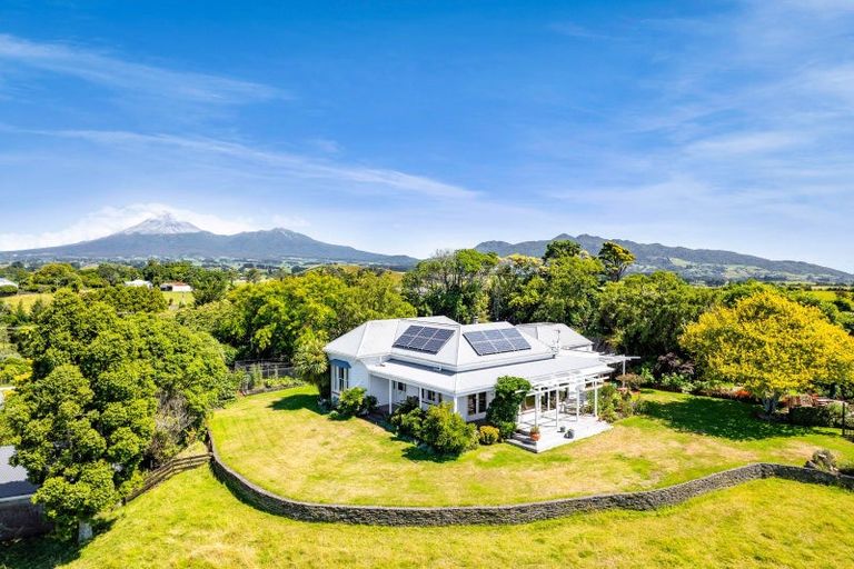 Photo of property in 568 South Road, Omata, New Plymouth, 4374