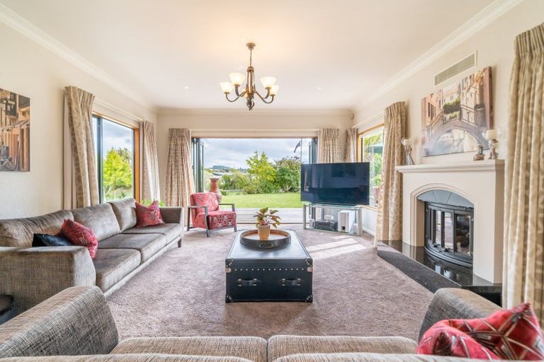 Photo of property in 32 Paekakariki Hill Road, Pauatahanui, Porirua, 5381