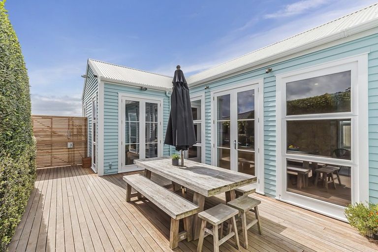 Photo of property in 69 Marine Parade, Seatoun, Wellington, 6022