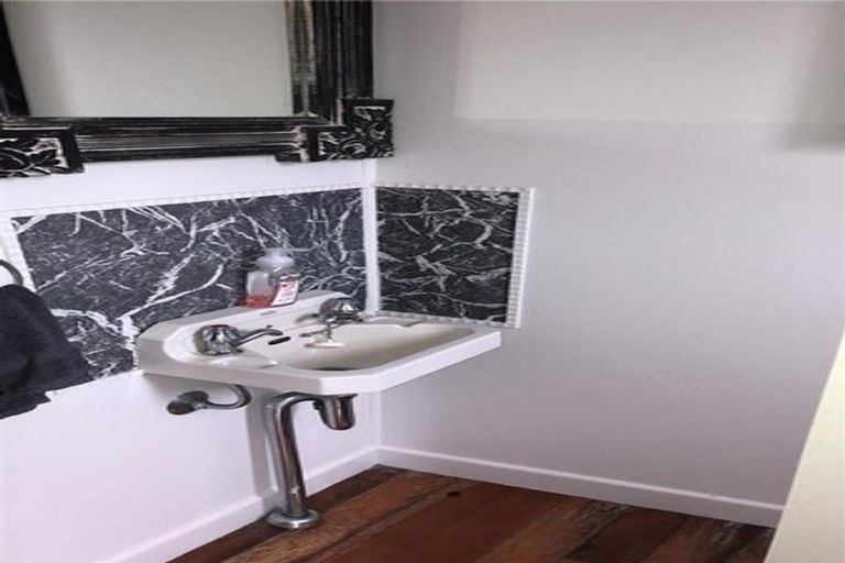 Photo of property in 77 Sylvan Avenue, Northcote, Auckland, 0627