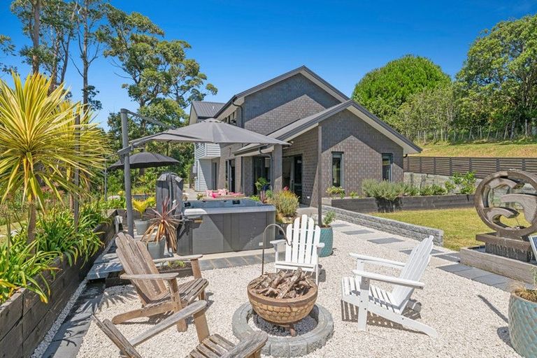 Photo of property in 8 Roberts Road, Matakatia, Whangaparaoa, 0930
