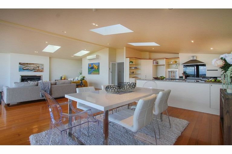 Photo of property in 99 Pupuke Road, Northcote, Auckland, 0627