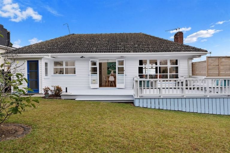 Photo of property in 2/227 Glenfield Road, Hillcrest, Auckland, 0627
