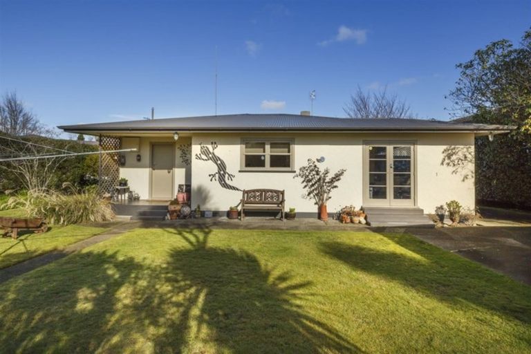 Photo of property in 11 Athlone Place, Hokowhitu, Palmerston North, 4410