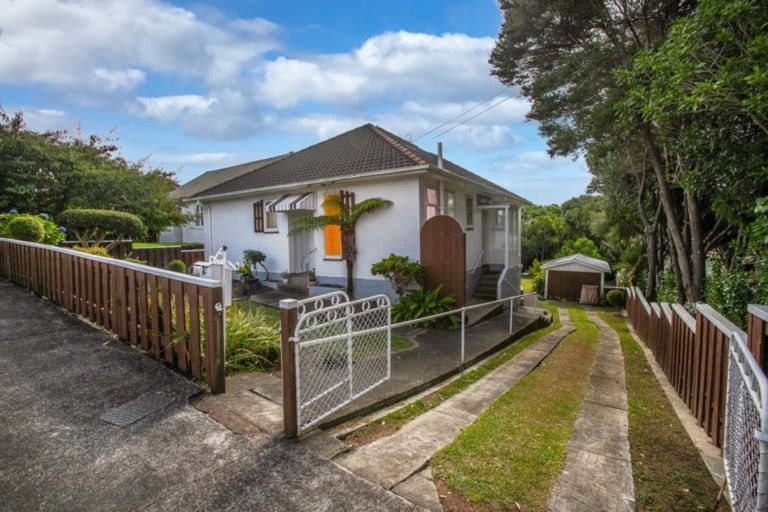 Photo of property in 75 Walmer Road, Point Chevalier, Auckland, 1022