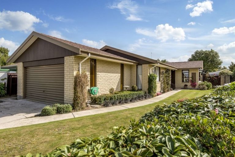 Photo of property in 5 Calbreath Place, Russley, Christchurch, 8042