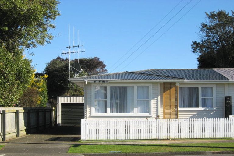 Photo of property in 51 Queenwood Road, Levin, 5510