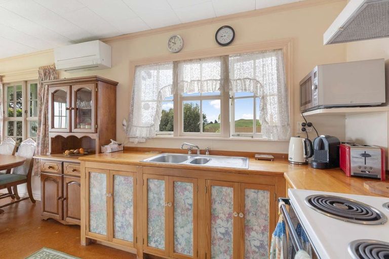 Photo of property in 5 Mcleod Road, South Head, Helensville, 0874