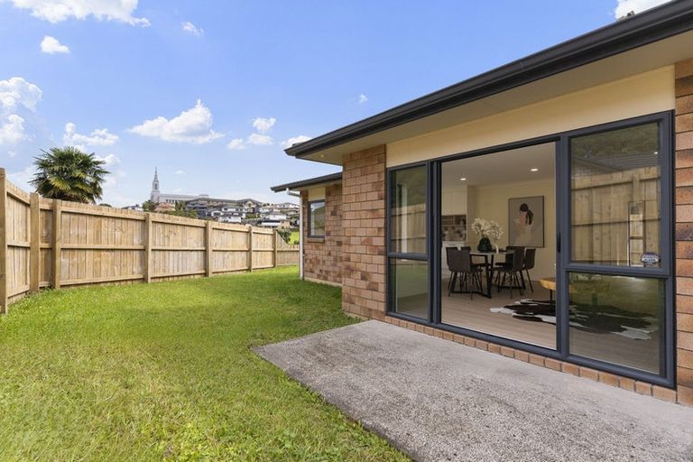 Photo of property in 10 Mediterranean Way, Goodwood Heights, Auckland, 2105