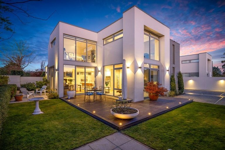 Photo of property in 10 Garreg Road, Fendalton, Christchurch, 8052