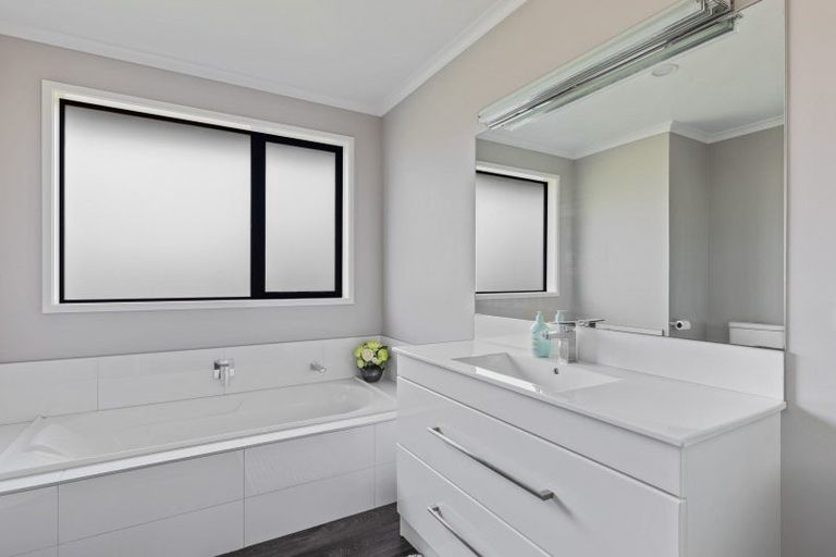 Photo of property in 39 Kairau Road East, Brixton, New Plymouth, 4373