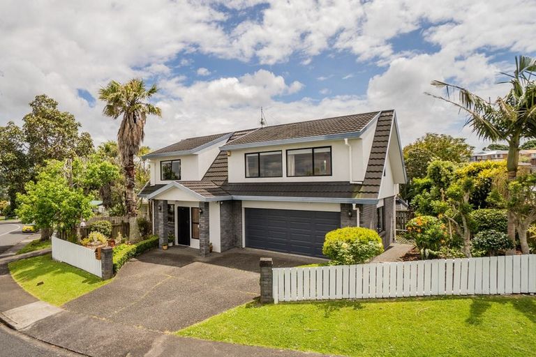 Photo of property in 1/3 Lantana Road, Green Bay, Auckland, 0604