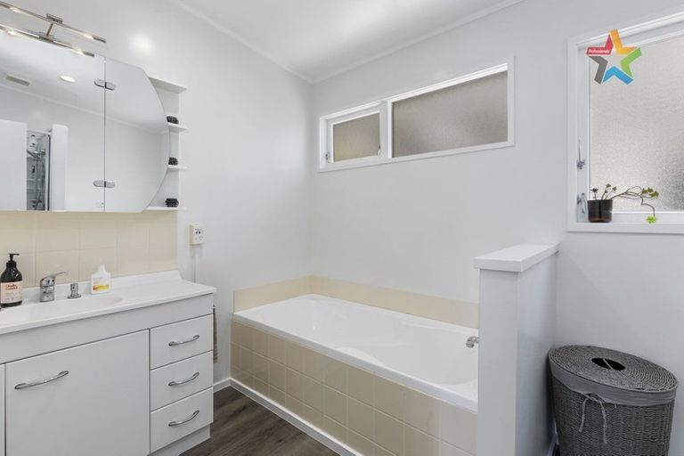 Photo of property in 27 Rakeiora Grove, Korokoro, Lower Hutt, 5012