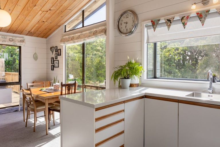 Photo of property in 124-126 Renown Road, Raumati South, Paraparaumu, 5032