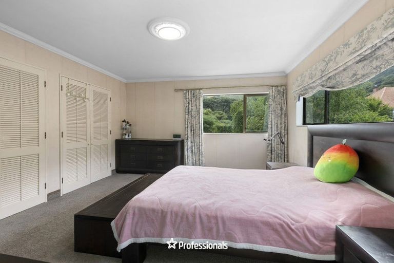 Photo of property in 2 Lady Bell Grove, Lowry Bay, Lower Hutt, 5013