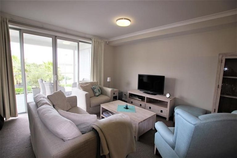 Photo of property in 33 Landmark Terrace, Orewa, 0931
