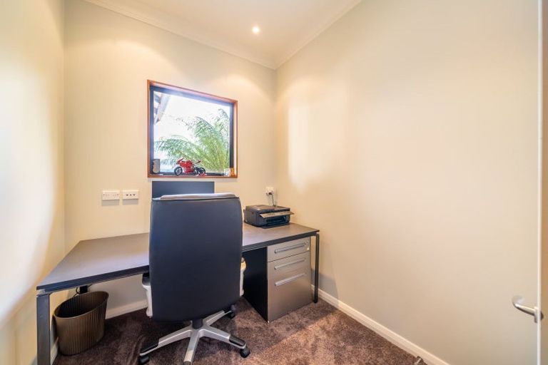 Photo of property in 32 Paekakariki Hill Road, Pauatahanui, Porirua, 5381