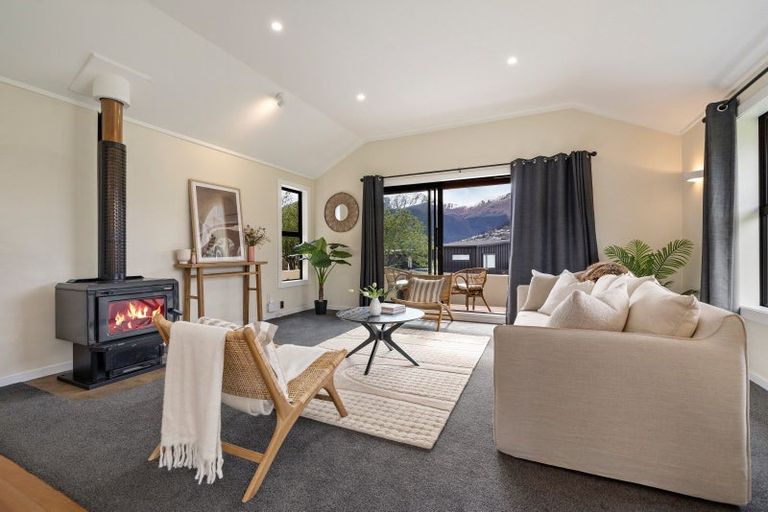 Photo of property in 35 Oregon Drive, Kelvin Heights, Queenstown, 9300