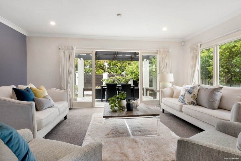 Photo of property in 1/206 East Coast Road, Forrest Hill, Auckland, 0620