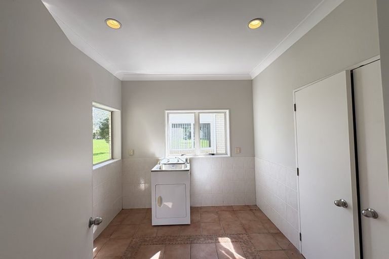 Photo of property in 154 Boord Crescent, Kumeu, 0891
