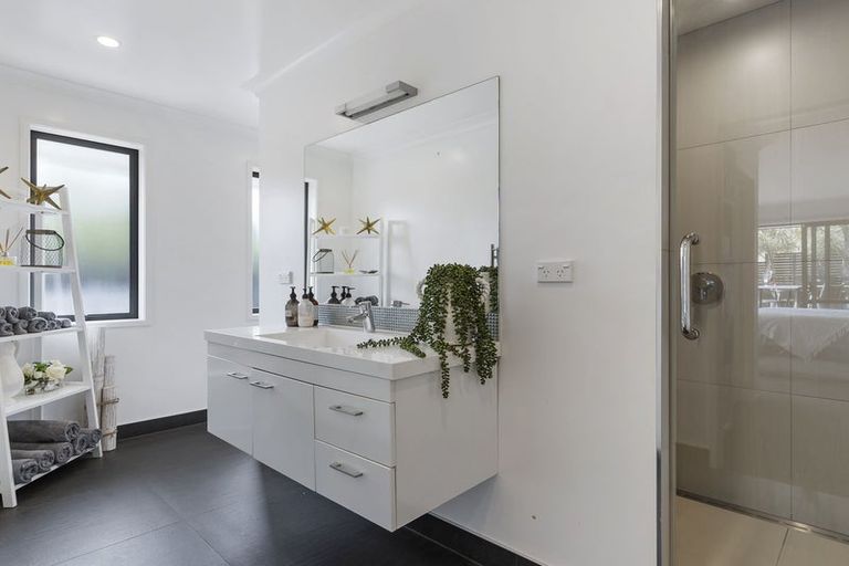 Photo of property in 17 Wautaiti Drive, Riverhead, 0820