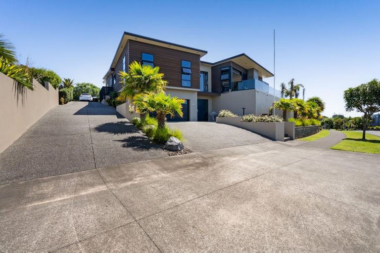 Photo of property in 15 Links Drive, Waiwhakaiho, New Plymouth, 4312