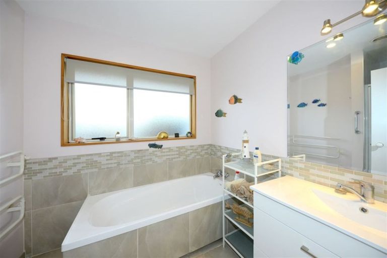 Photo of property in 2/52 Skerten Avenue, Hornby, Christchurch, 8042