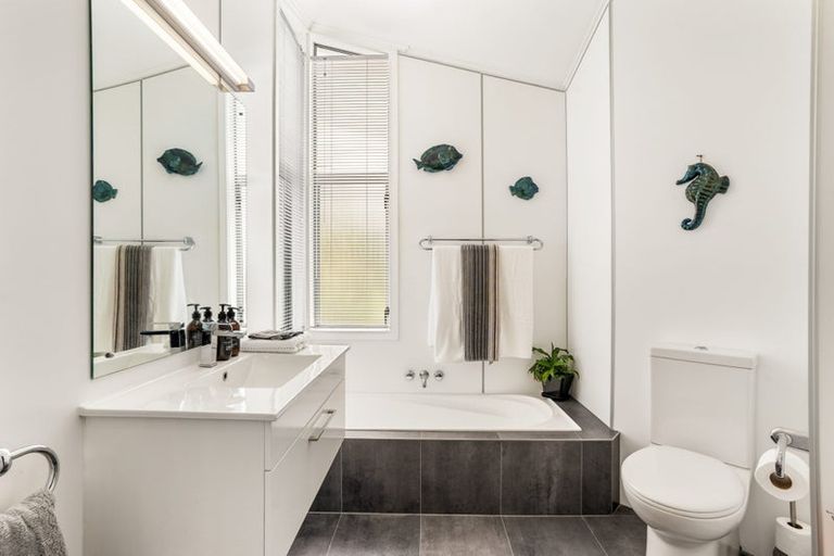 Photo of property in 11 Bank Street, Hillcrest, Auckland, 0627