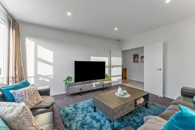 Photo of property in 15 Taikura Avenue, Red Beach, 0932